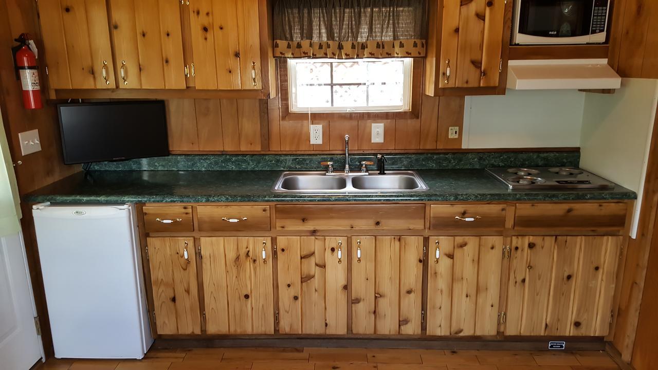 Отель Silver Lake Park Campground & Cabins Belmont Экстерьер фото